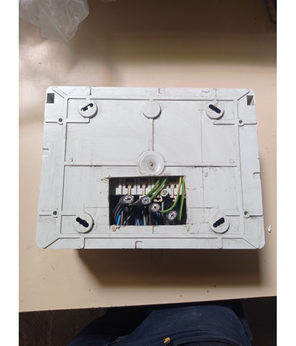 Coffret de protection étanche avec prise