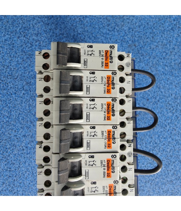 Lot de 12 disjoncteurs