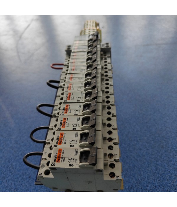 Lot de 12 disjoncteurs