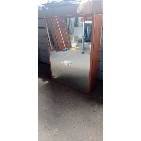 Meuble en bois avec miroir...