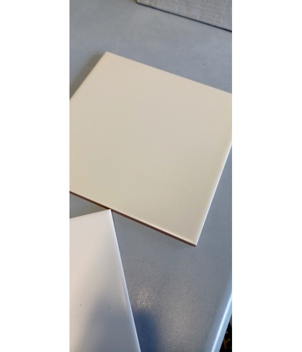 Carreaux de faïence blanc cassé