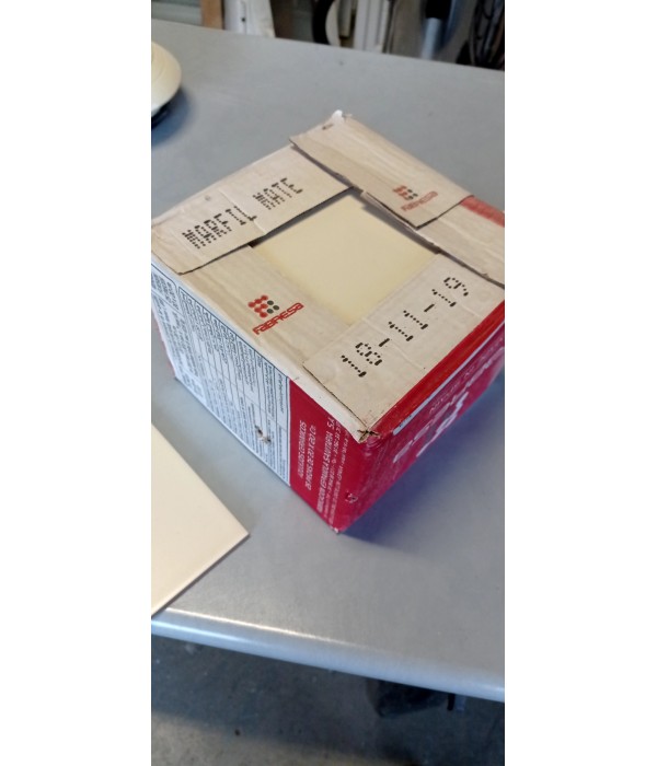 8 m2 Carreaux de faïence blanc cassé