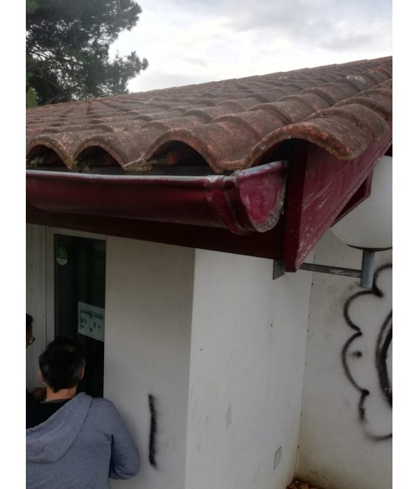 140m² de tuiles romanes + gouttière +...