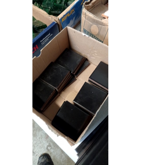 Faience noire 30 carreaux 6.8x6.8