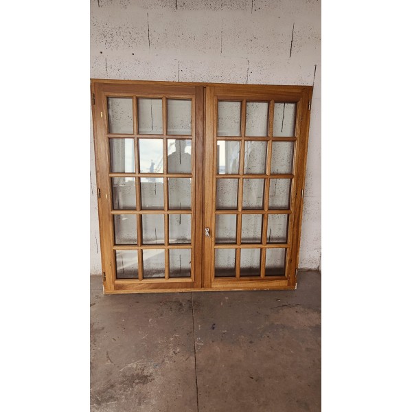157 x 159  Fenêtre bois...