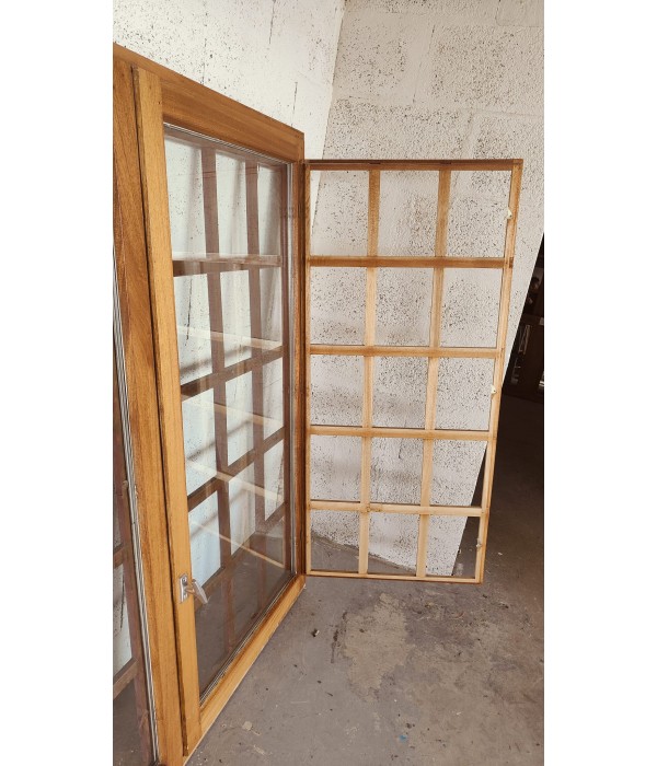 157 x 159  Fenêtre bois exotique...