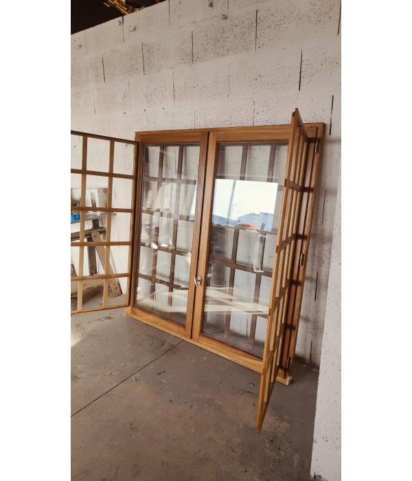 157 x 159  Fenêtre bois exotique...