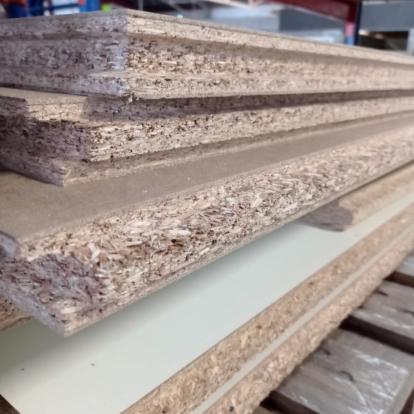 6 plaques d'aggloméré...