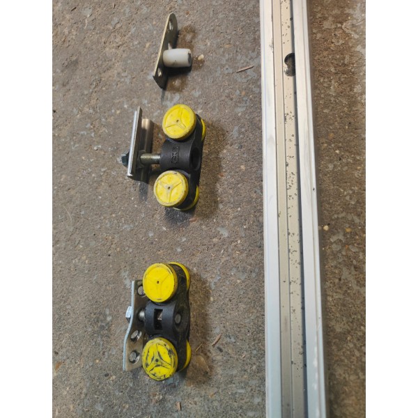 Rail alu 277 cm + 1 paire...