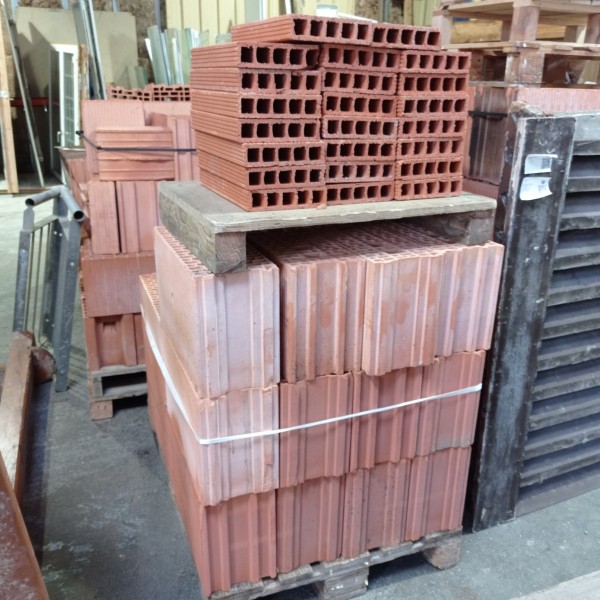 * Briques isolantes et...