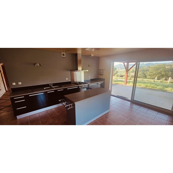 Cuisine semi équipée + ilot