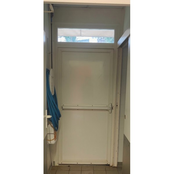 104 x 232 Porte de secours...