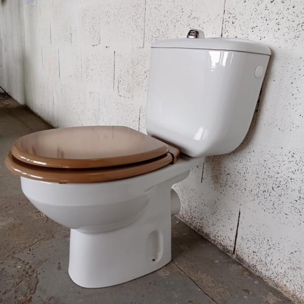 WC sur pied remis à NU...