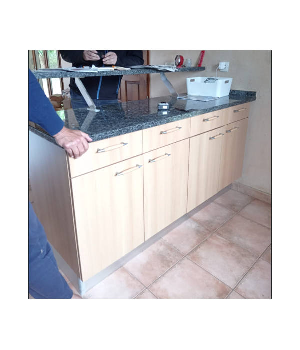 Cuisine semi équipée + ilot