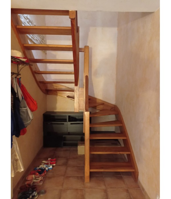 Escalier demi tournant bois massif