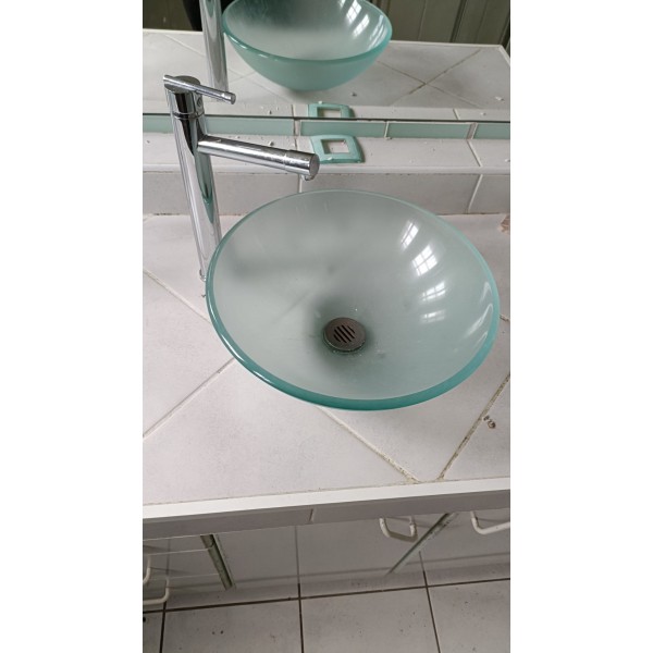 Vasque en verre + robinet