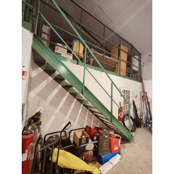 Escalier acier vert