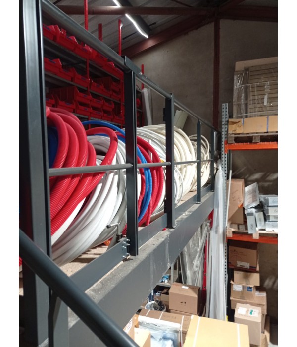 Mezzanine acier avec escalier