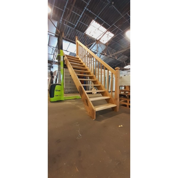Escalier droit en châtaigner