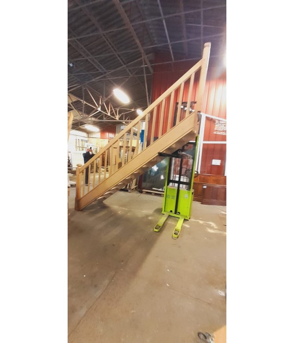 Escalier droit en châtaigner