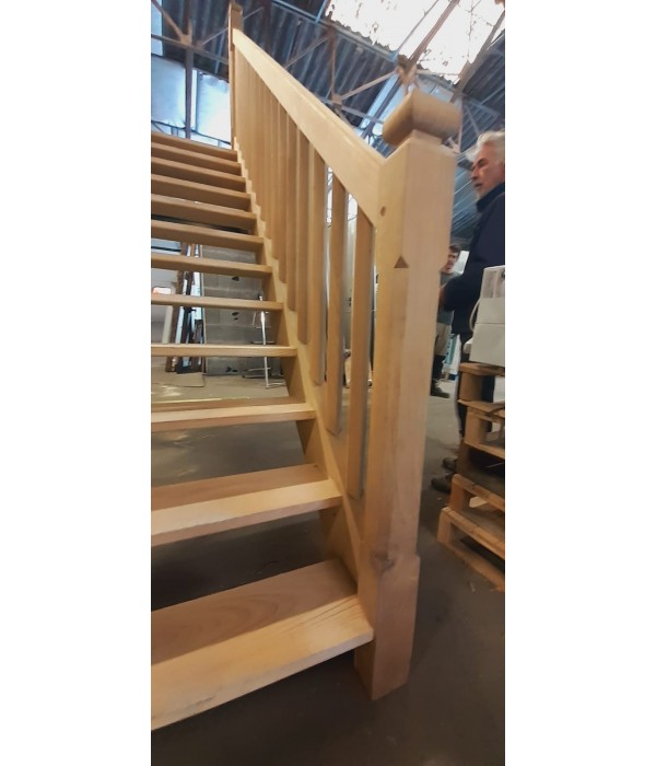 Escalier droit en châtaigner