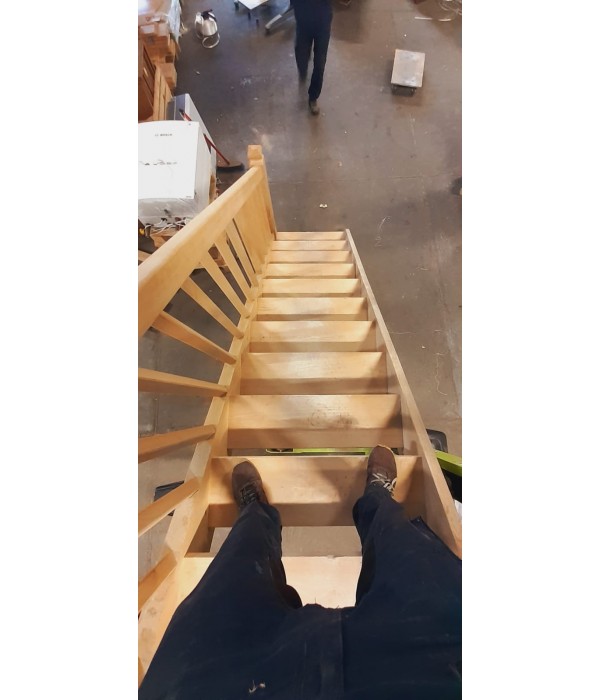 Escalier droit en châtaigner