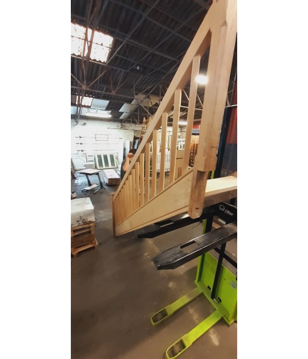 Escalier droit en châtaigner