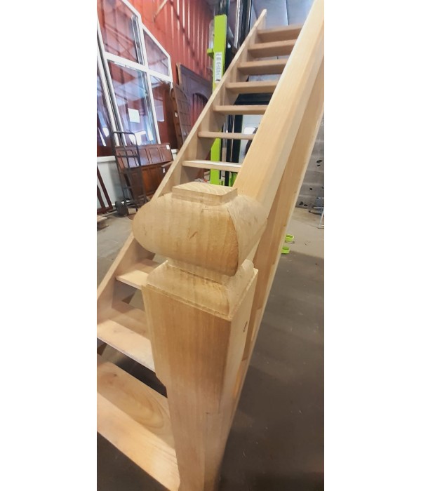 Escalier droit en châtaigner