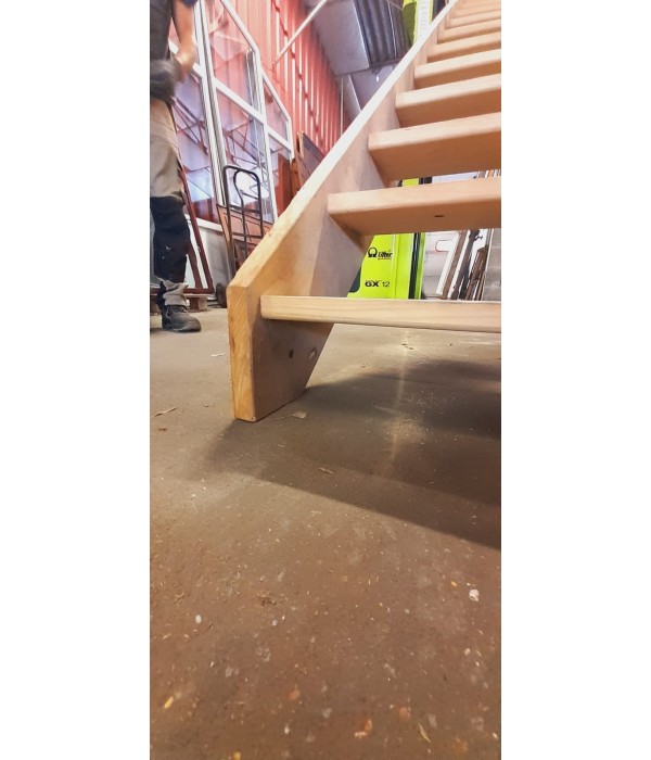 Escalier droit en châtaigner